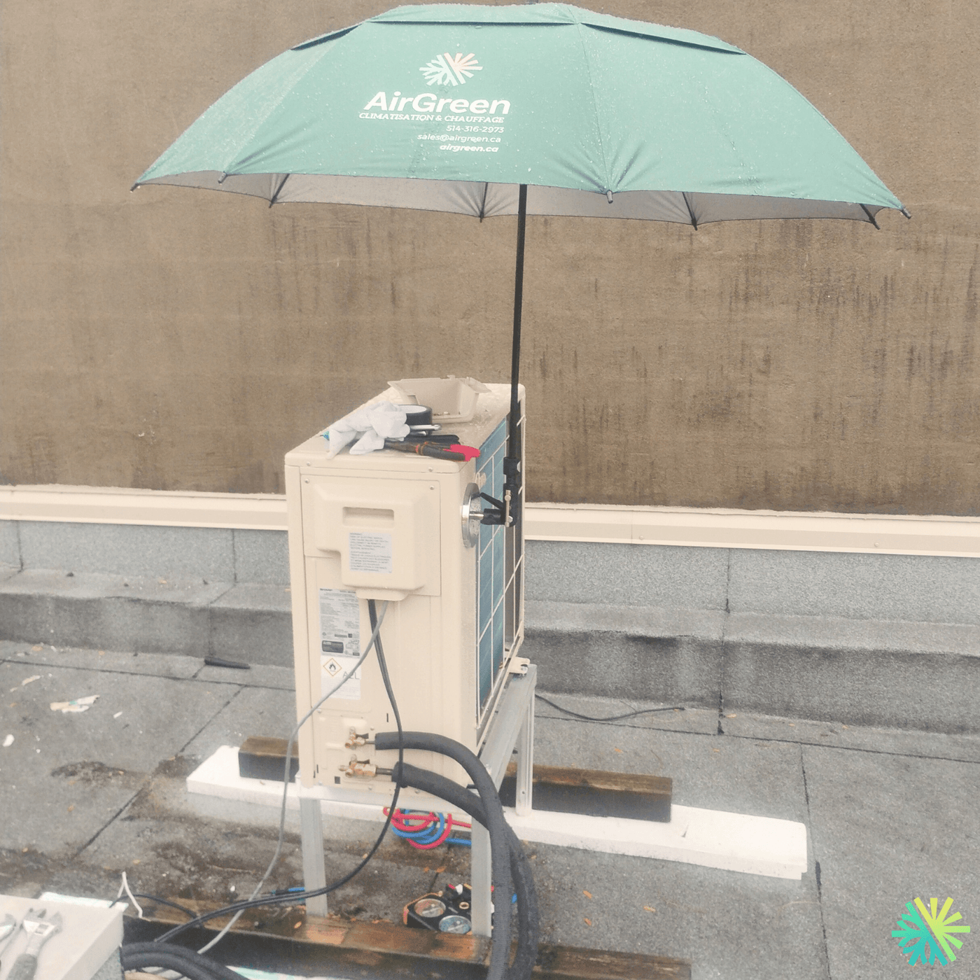 Installation d’une thermopompe murale Sharp sur le toit à Ville-Marie (Montréal) : une solution fiable même en conditions réelles