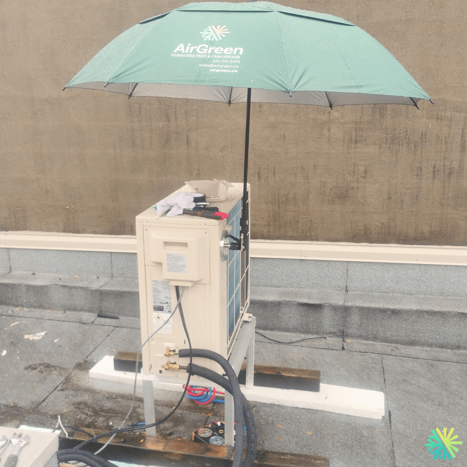 Installation d’une thermopompe murale Sharp sur le toit à Ville-Marie (Montréal) : une solution fiable même en conditions réelles