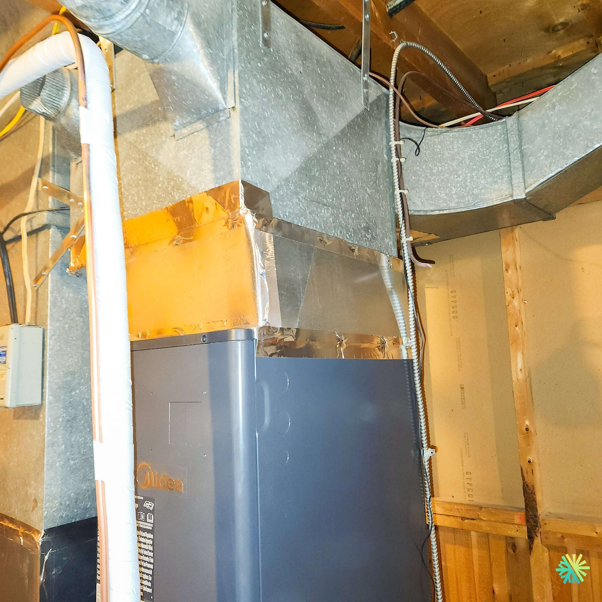 Installation d’une fournaise électrique MIDEA EVOX G3 2 tonnes avec système central Air Handler à Sainte-Rose, Laval