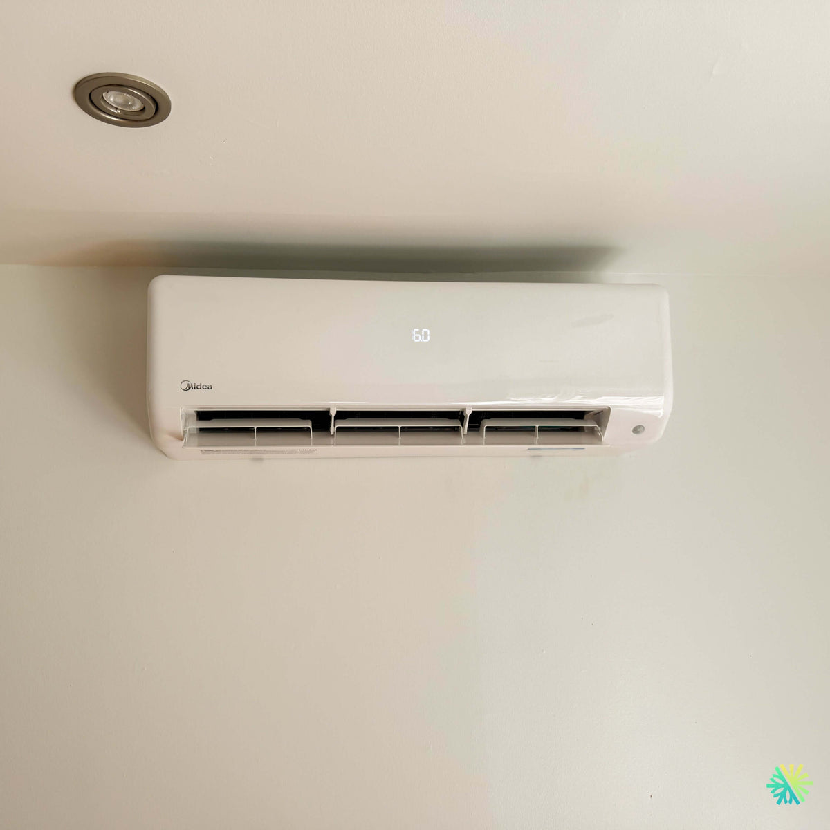Installation d’une thermopompe double zone MIDEA MIDEA 28 à Saint-Antoine-sur-Richelieu, en Montérégie