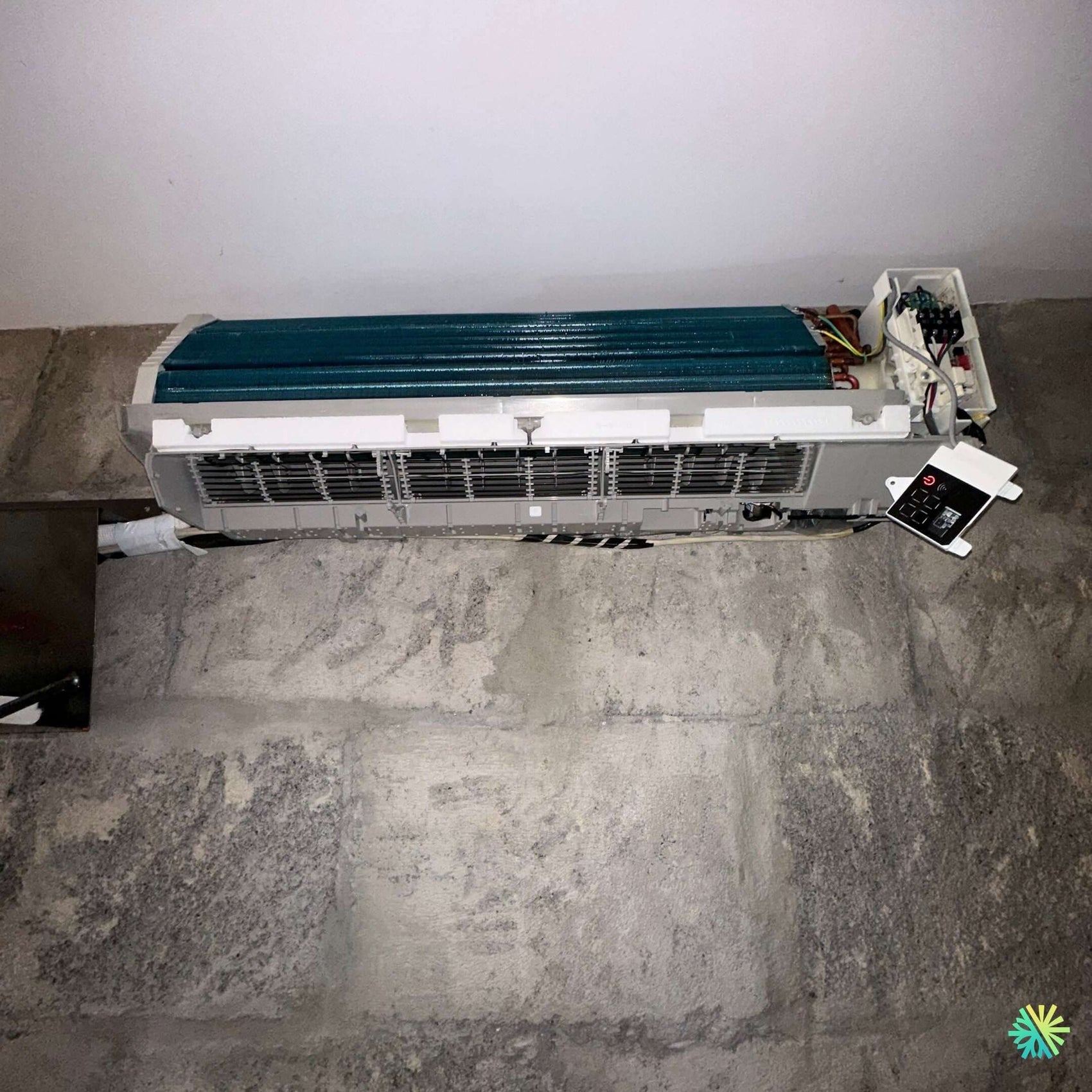 Réparation d’un climatiseur mural Midea à Saint-Laurent