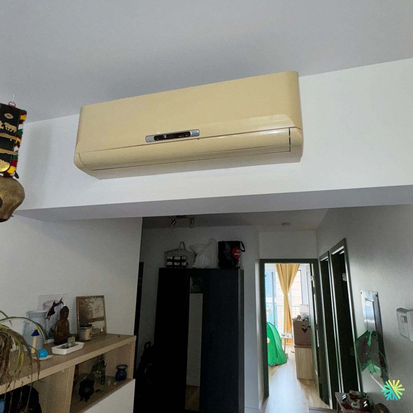 Installation d’un climatiseur mural Sharp dans un condo à Ville-Marie