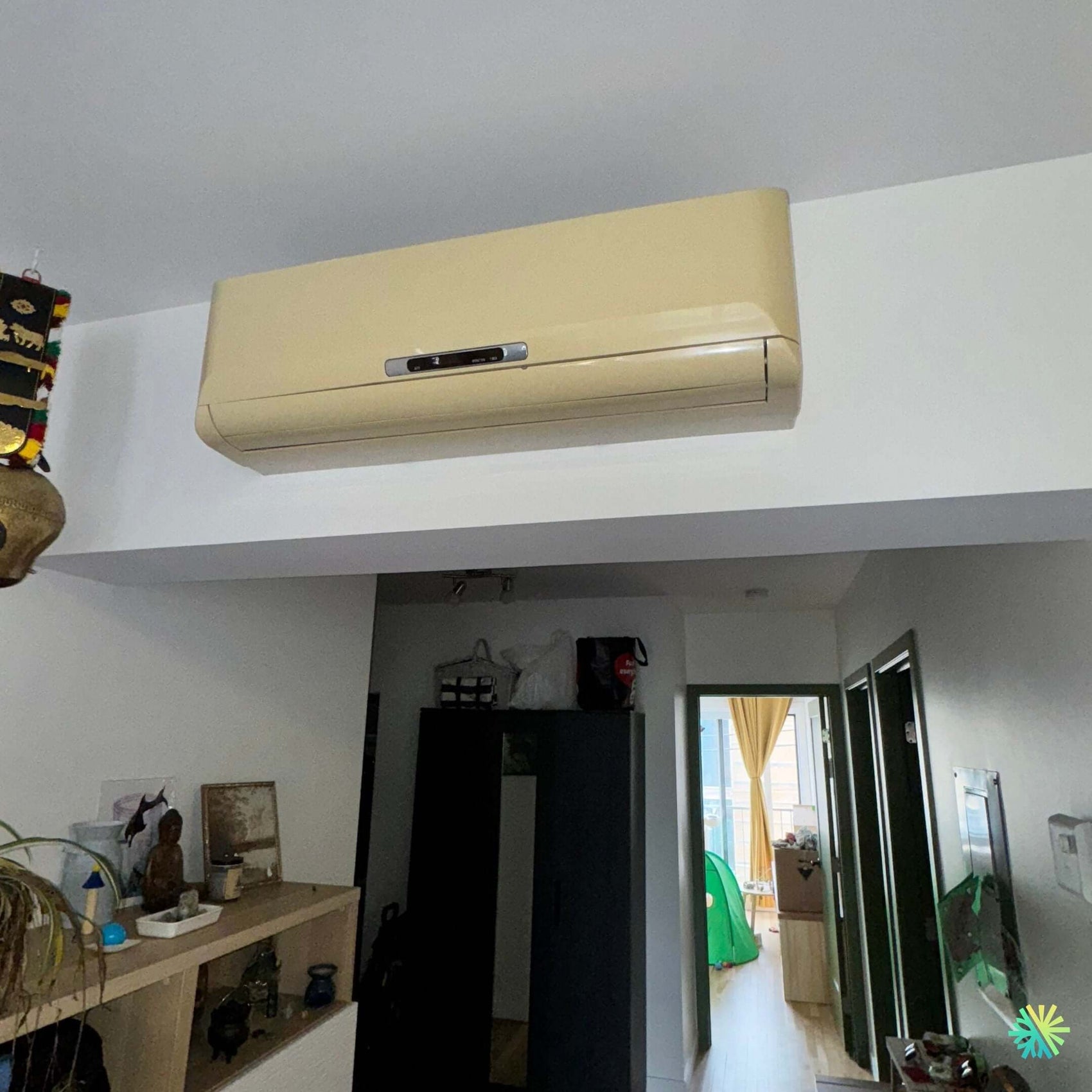 Installation d’un climatiseur mural Sharp dans un condo à Ville-Marie