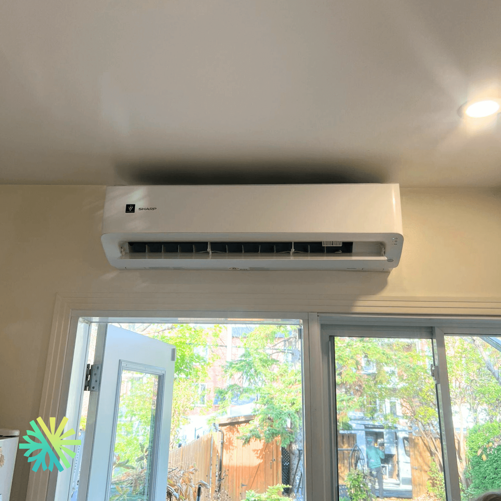 Installation d’une thermopompe murale SHARP ZU1 à Notre-Dame-de-Grâce