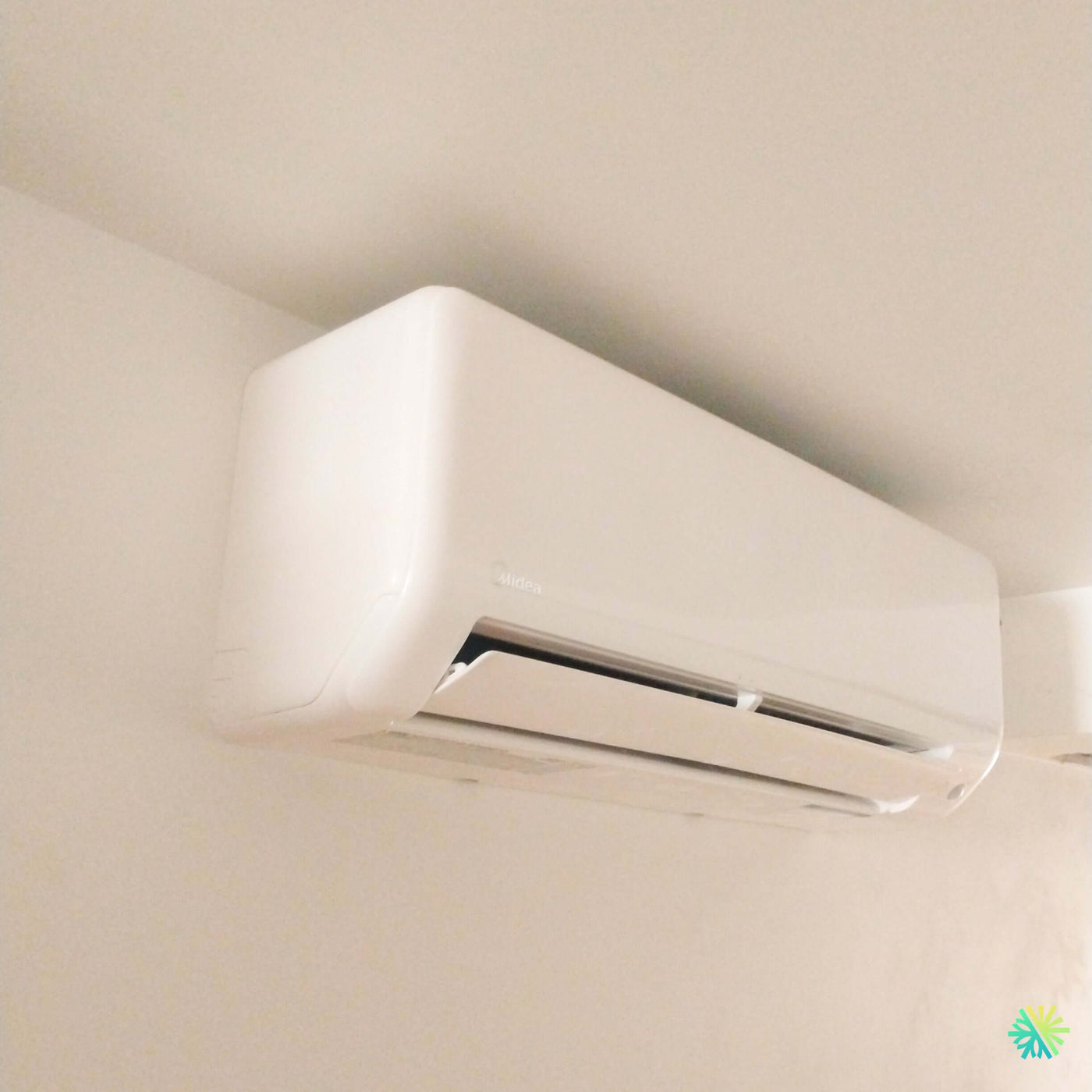 Installation d’une thermopompe murale MIDEA35 12 000 BTU à Bois-des-Filion : confort discret, performance fiable et intégration soignée dans un espace résidentiel