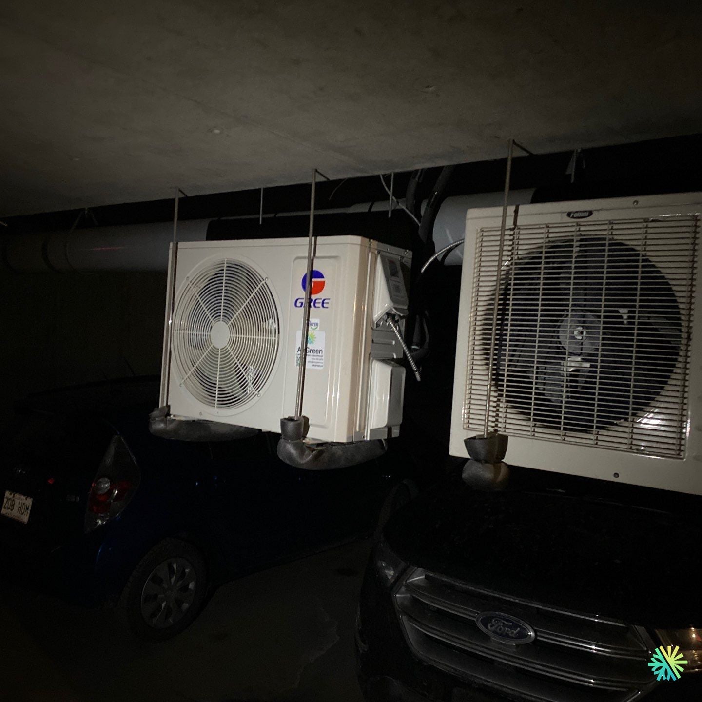 Installation d’une Gree thermopompe murale en stationnement intérieur à Griffintown (Le Sud-Ouest)