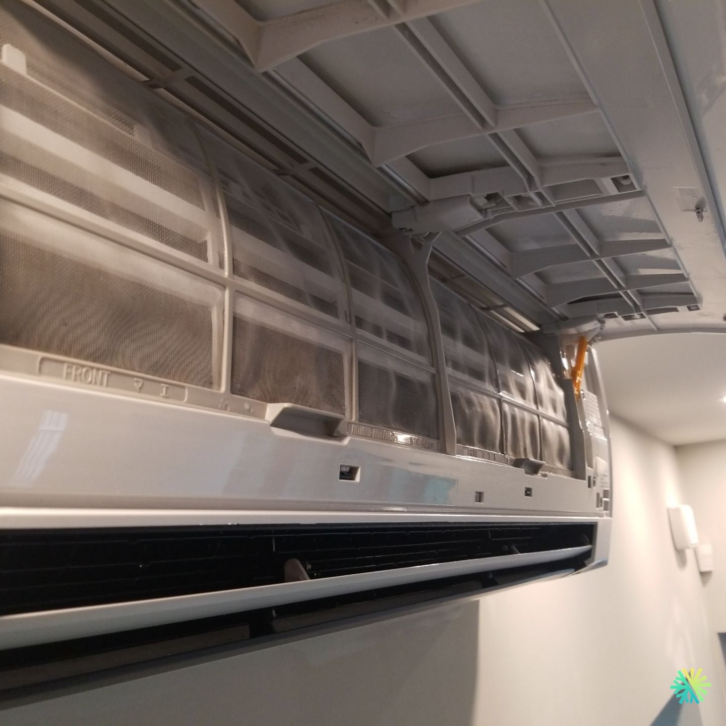 Nettoyage d’un climatiseur mural Midea à Ville Mont-Royal