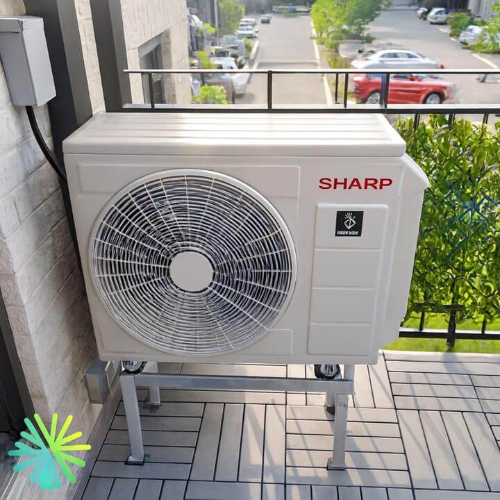 Installation d'une thermopompe murale Sharp ZU à Côte des Neiges, Montréal sur un balcon par AirGreen.