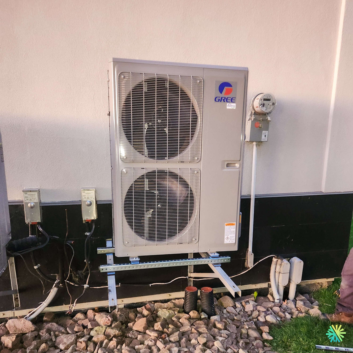 Installation d’une thermopompe centrale GREE Inverter à Montréal-Nord, sur une structure murale renforcée adaptée aux contraintes résidentielles urbaines