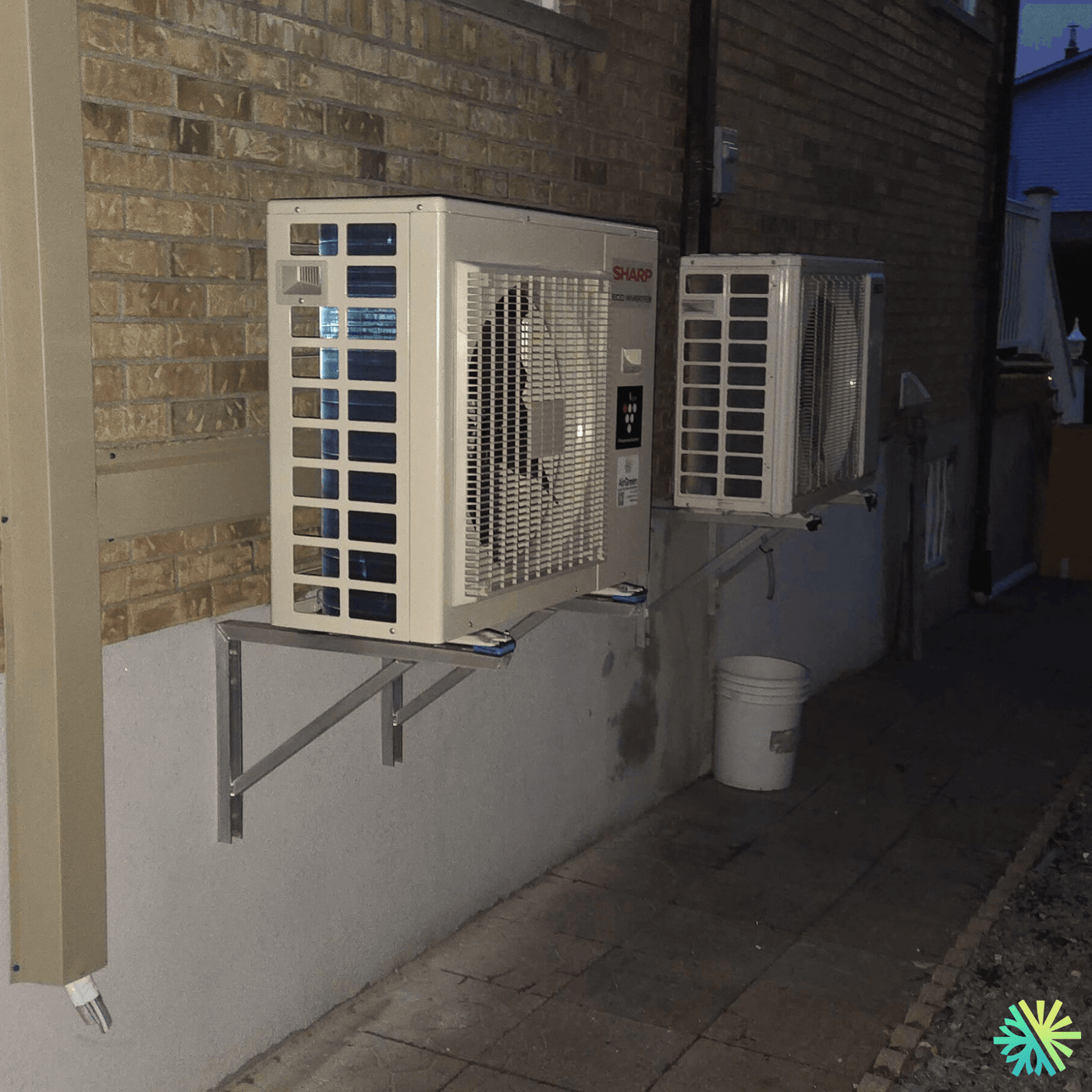 Installation de thermopompes murales Sharp sur supports muraux dans Le Plateau-Mont-Royal