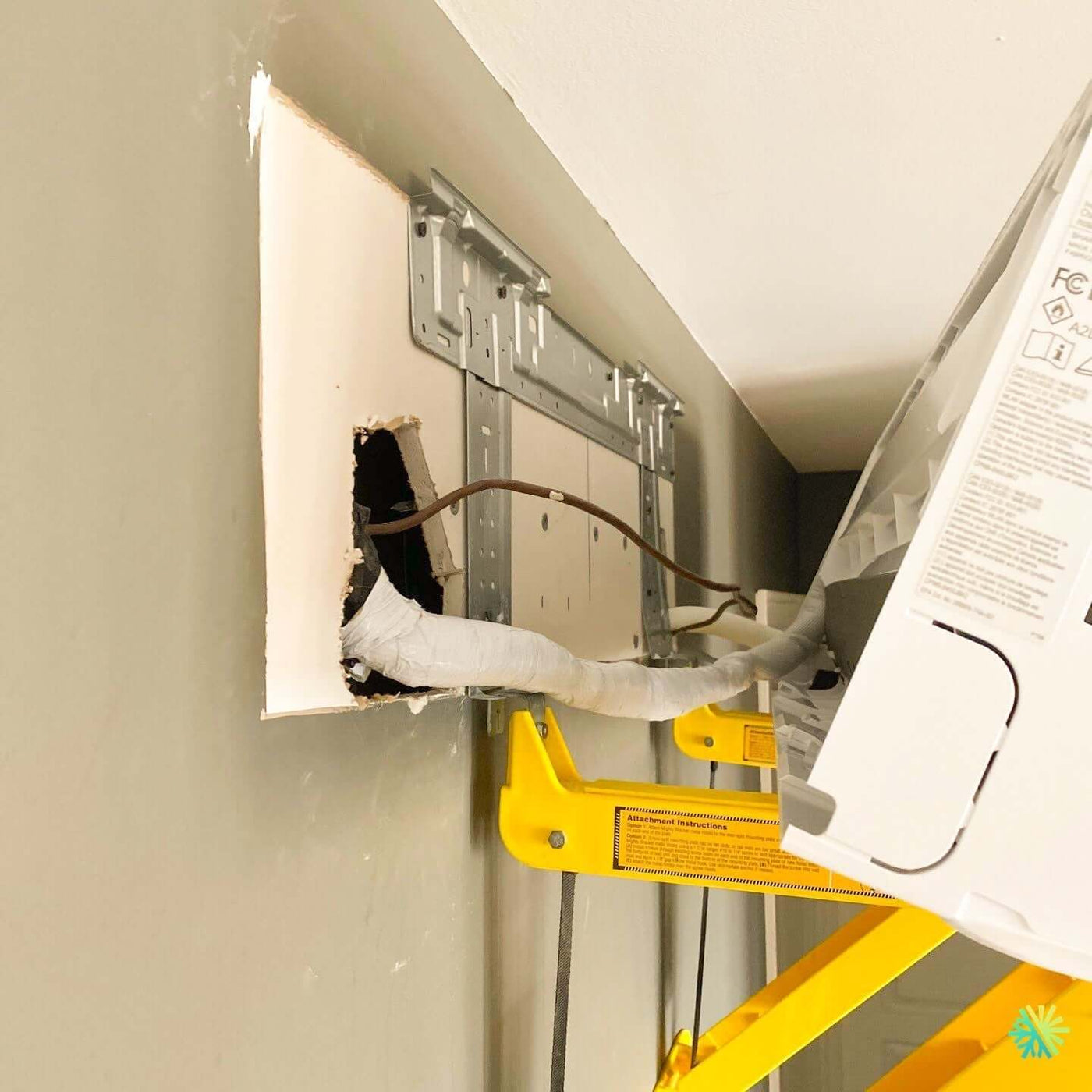 Installation d'une thermopompe murale SHARP ZU1 18 000 BTU à Boucherville : une solution efficace dans une cage d'escalier à configuration complexe