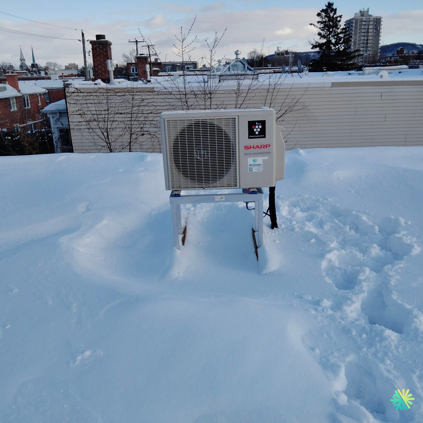 Installation d’une Sharp (modèle de la gamme ZU1) thermopompe murale sur toit plat au Plateau-Mont-Royal