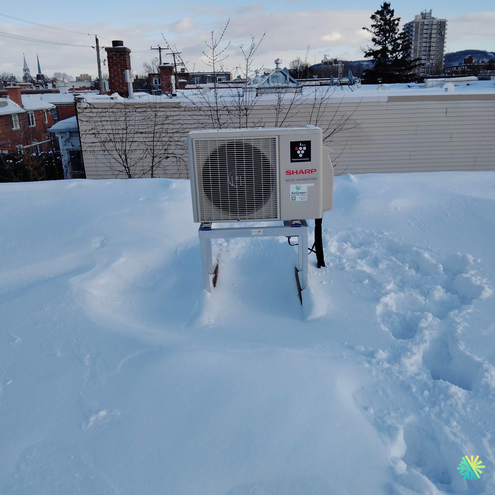 Installation d’une Sharp (modèle de la gamme ZU1) thermopompe murale sur toit plat au Plateau-Mont-Royal