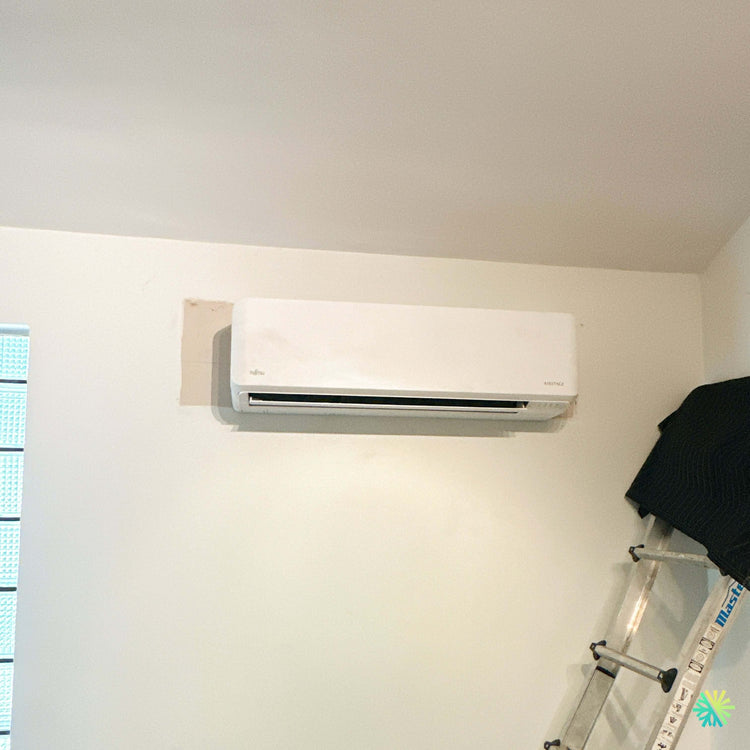 Installation d’une thermopompe double zone Fujitsu Aquila XLTH à Saint-Eustache, sur la Rive Nord