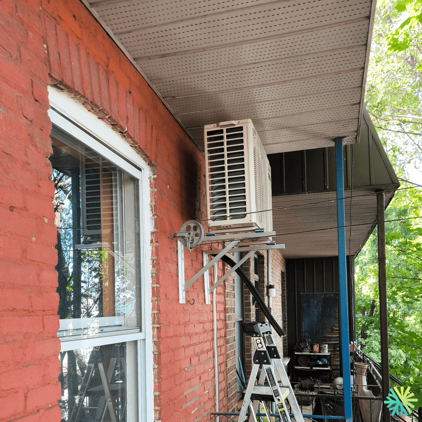 Réparation d’une thermopompe murale Fujitsu sur balcon arrière — Plateau-Mont-Royal (Montréal)