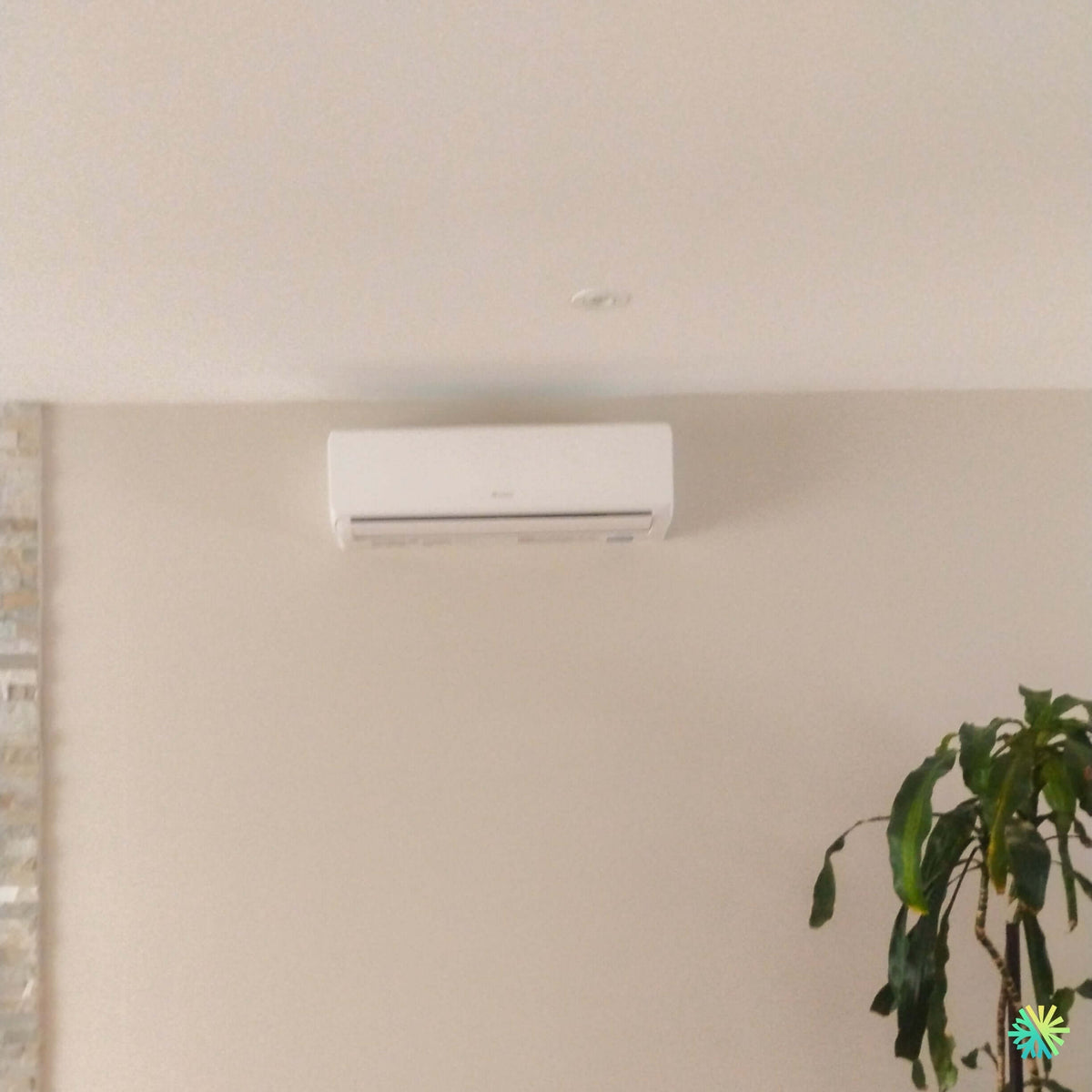 Installation d’une thermopompe murale GREE LIVO R32 à Montréal : climatiseur mini split discret pour un confort intérieur propre, stable et bien réparti