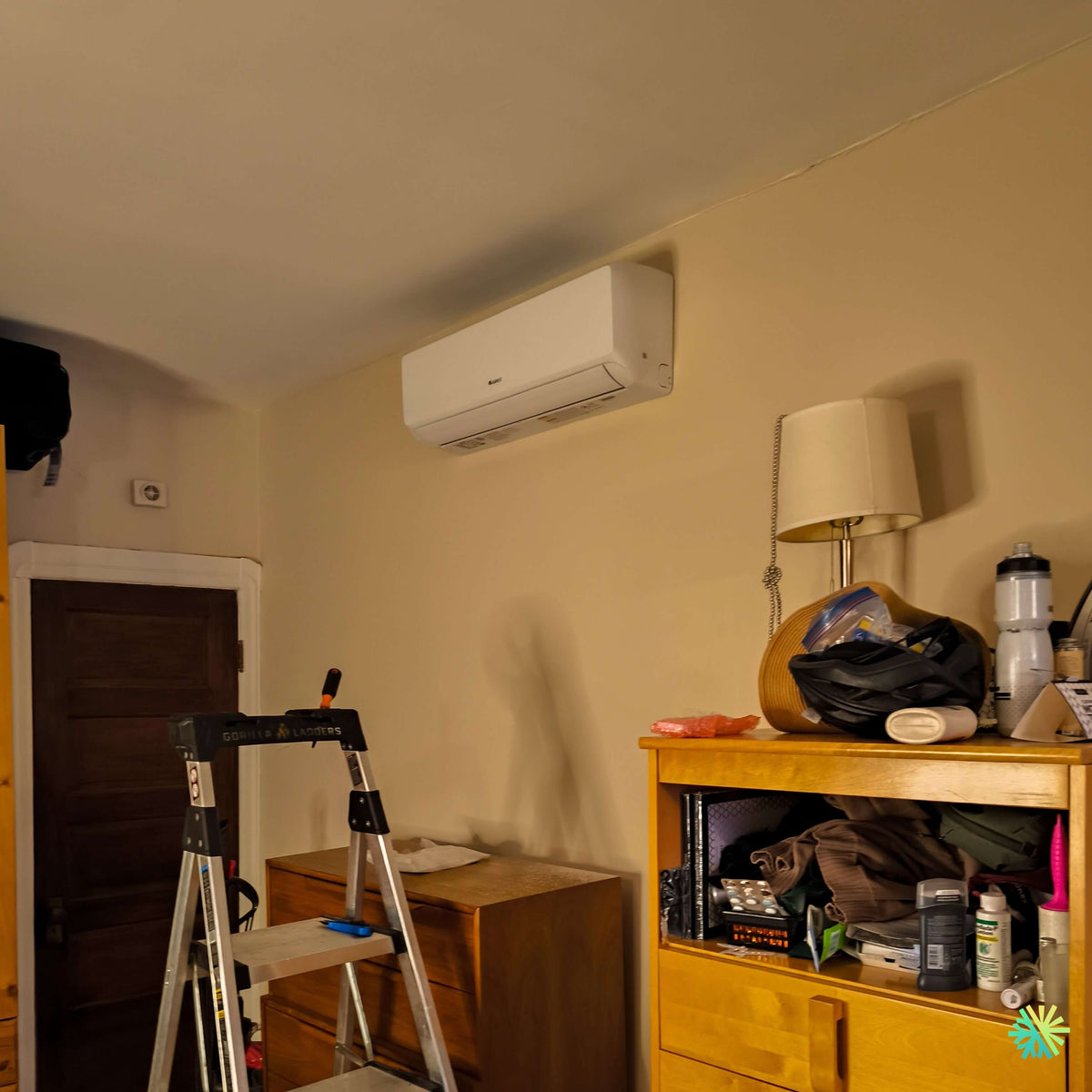 Installation d’une thermopompe murale GREE CHARMO R32 à Île-Bizard–Sainte-Geneviève : un mini split discret pour un confort ciblé dans une pièce résidentielle aménagée