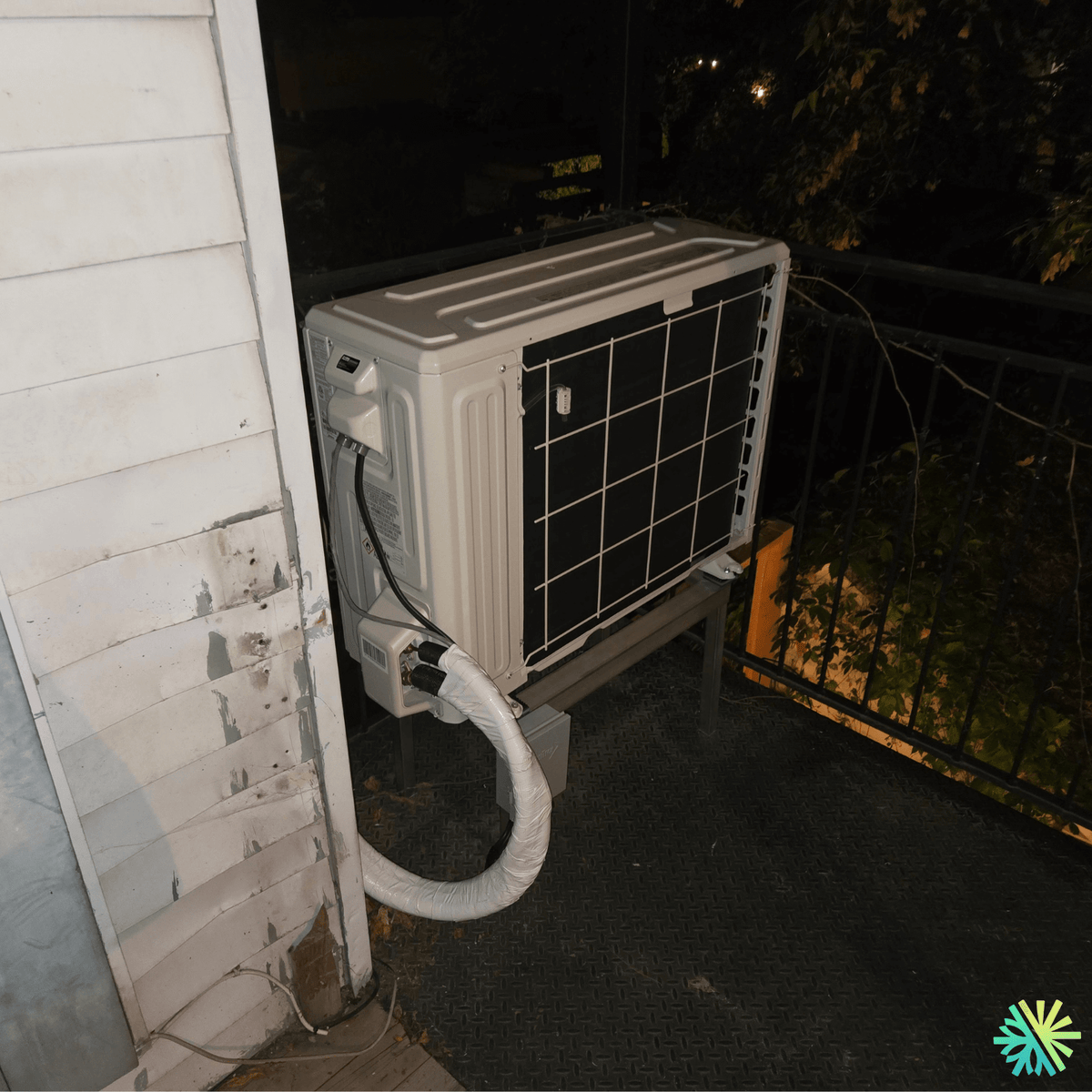 Installation d’une thermopompe murale Midea28 sur balcon à Hochelaga-Maisonneuve