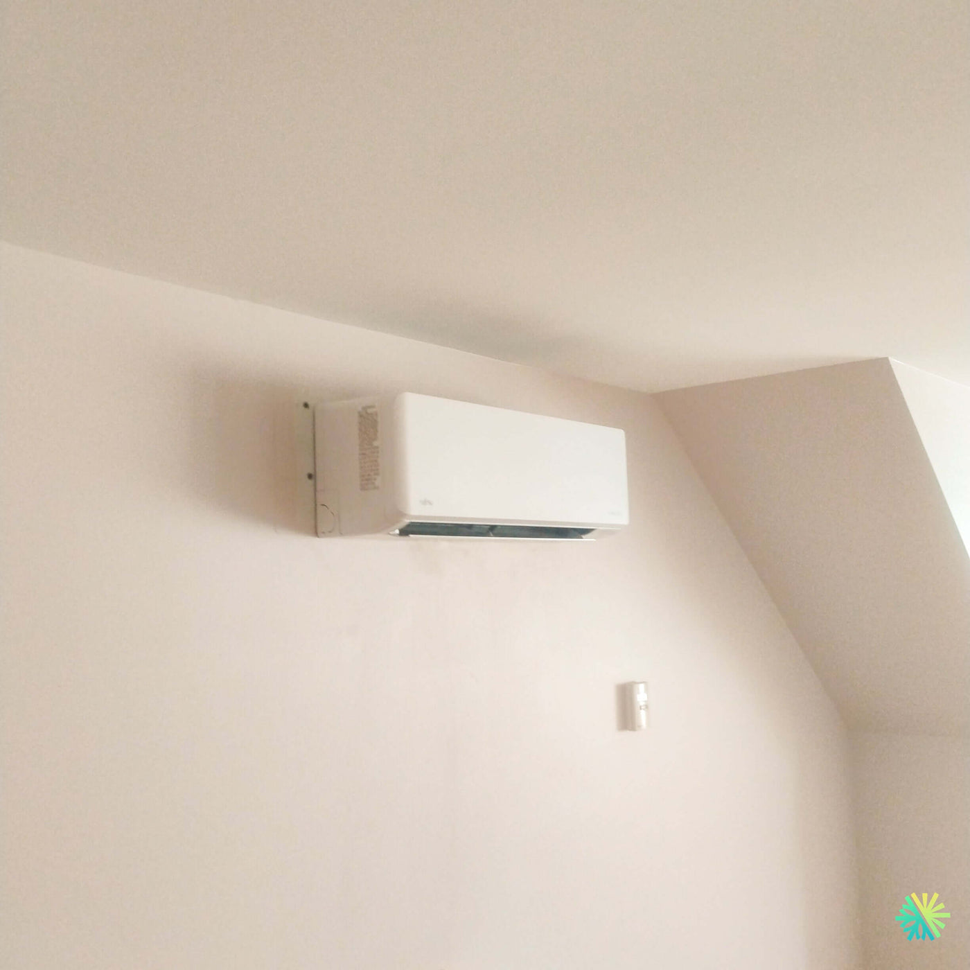Installation d’une thermopompe murale FUJITSU ORION XLTH+ 12 000 BTU dans un logement mansardé de Rosemont–La Petite-Patrie à Montréal