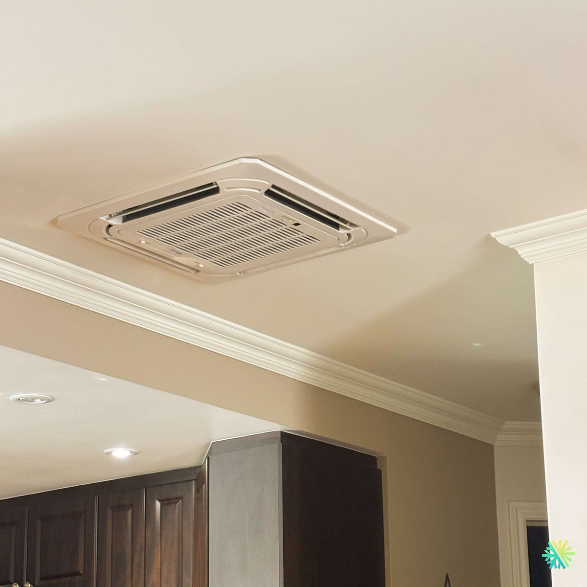 Installation d’une GREE Cassette de Plafond Thermopompe à Sainte-Rose, Laval : une solution CVAC discrète, performante et parfaitement intégrée