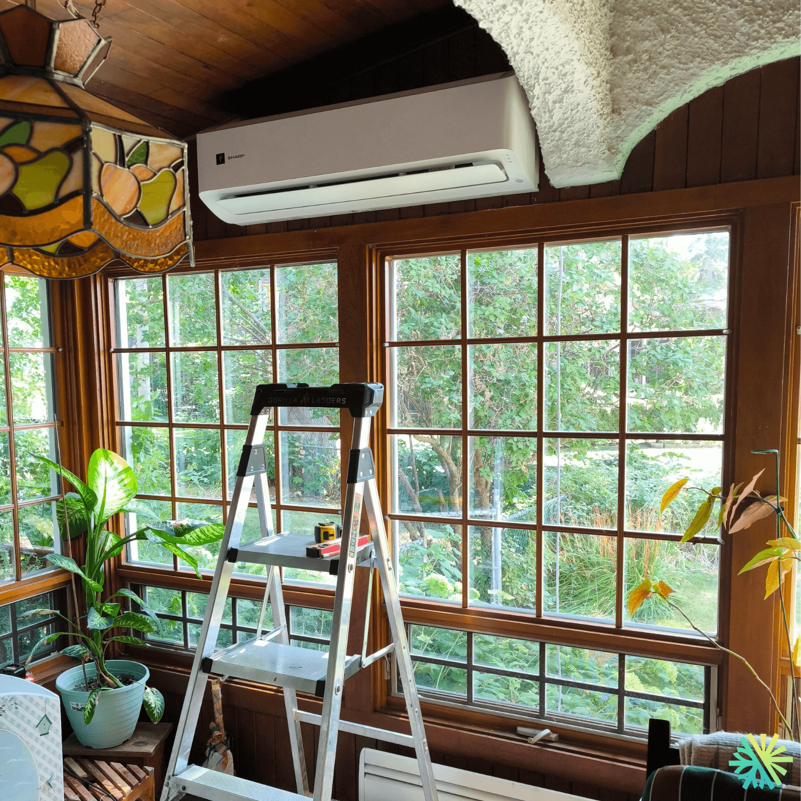 Installation d’une thermopompe murale Sharp dans un solarium à Pointe-Claire
