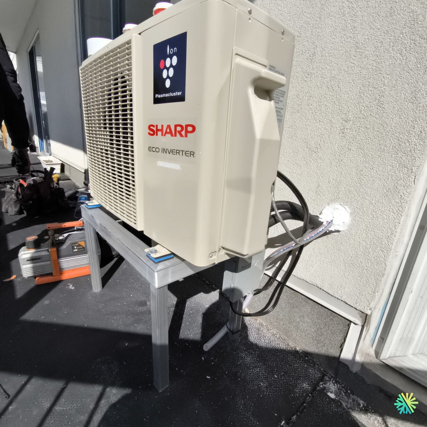 Installation d’une Sharp (gamme ZU1) thermopompe murale à Griffintown (Le Sud-Ouest)