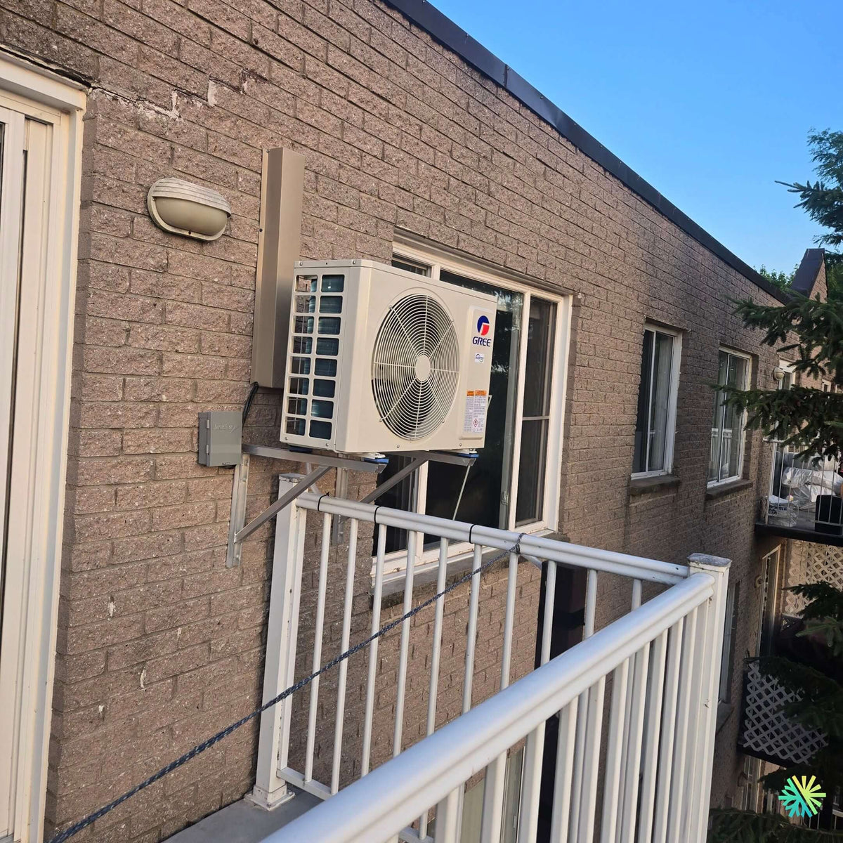 Installation d’une thermopompe murale Gree sur balcon à Chomedey, Laval