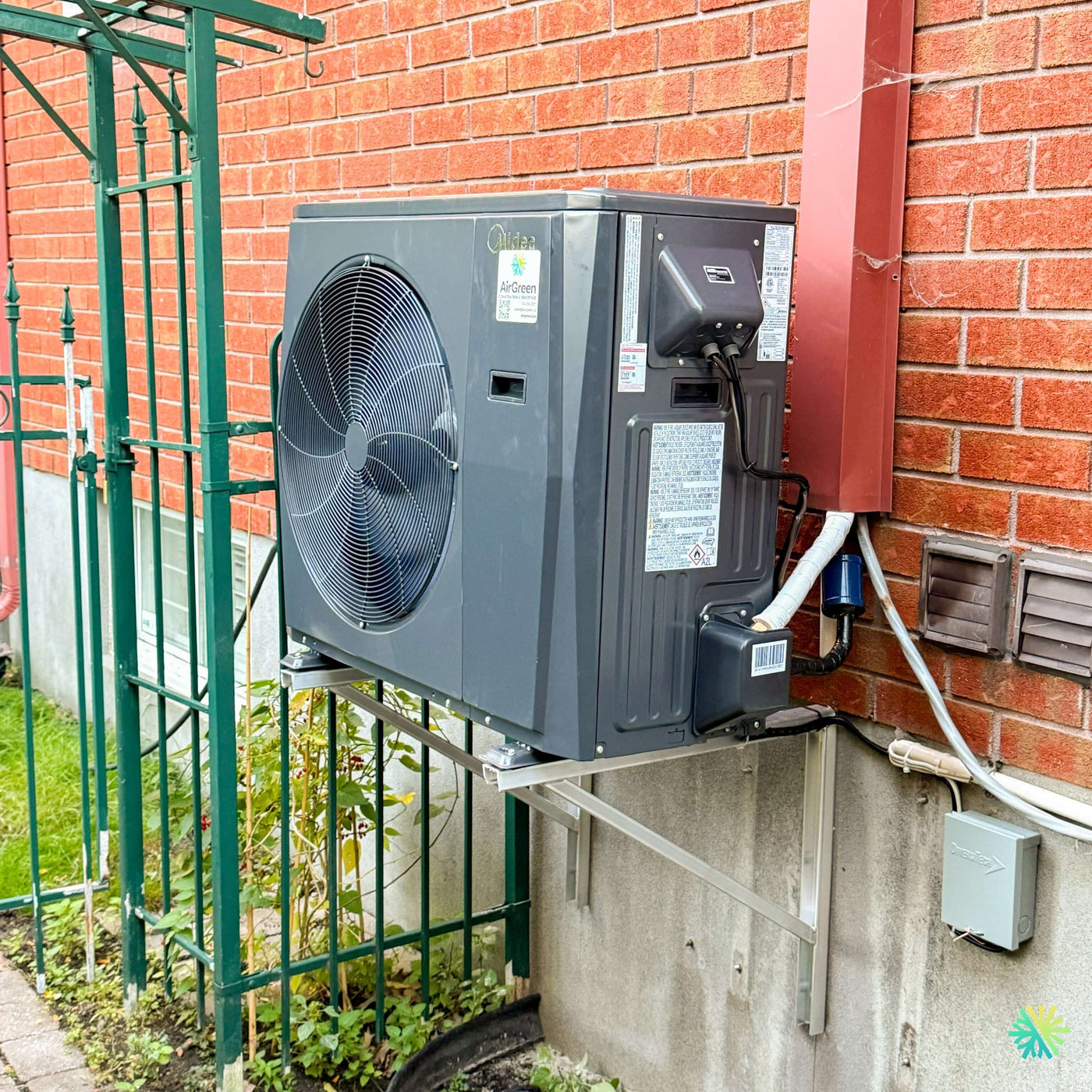 Installation d’une thermopompe centrale MIDEA EVOX G3 2.5 tonnes à Kirkland, Montréal-Ouest : une solution CVAC murale surélevée dans un espace extérieur étroit