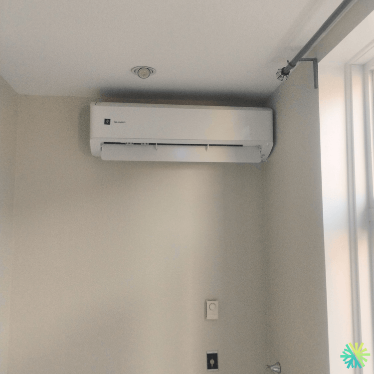 Installation d’une thermopompe murale Sharp à Ville-Marie (Montréal)