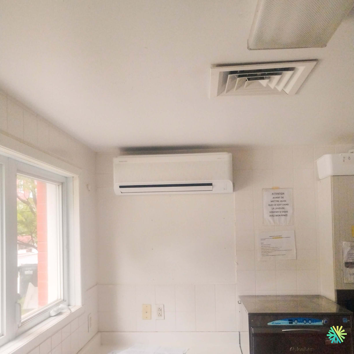 Installation d’une thermopompe murale Samsung WindFree™ MaxHeat dans un espace commercial du Plateau-Mont-Royal à Montréal