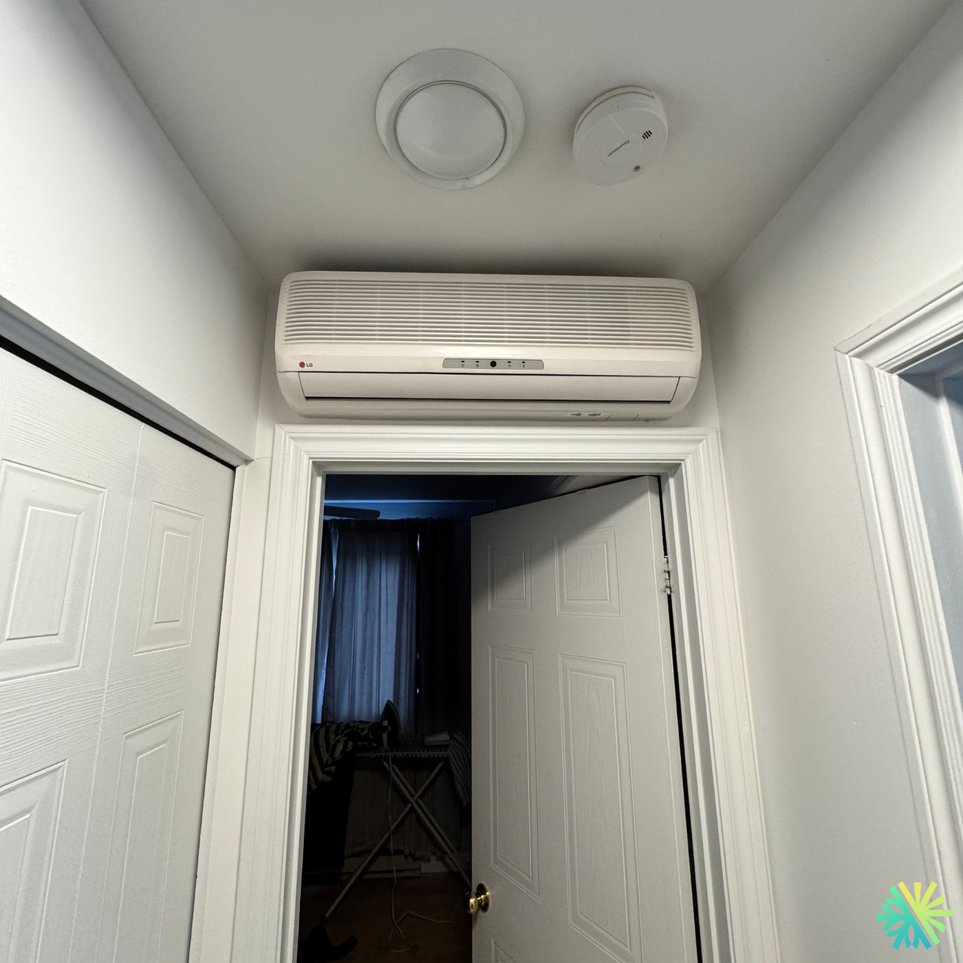 Réparation d’une thermopompe murale LG à Ville-Marie (Montréal) : unité au-dessus d’une porte, fuite d’eau et baisse de performance
