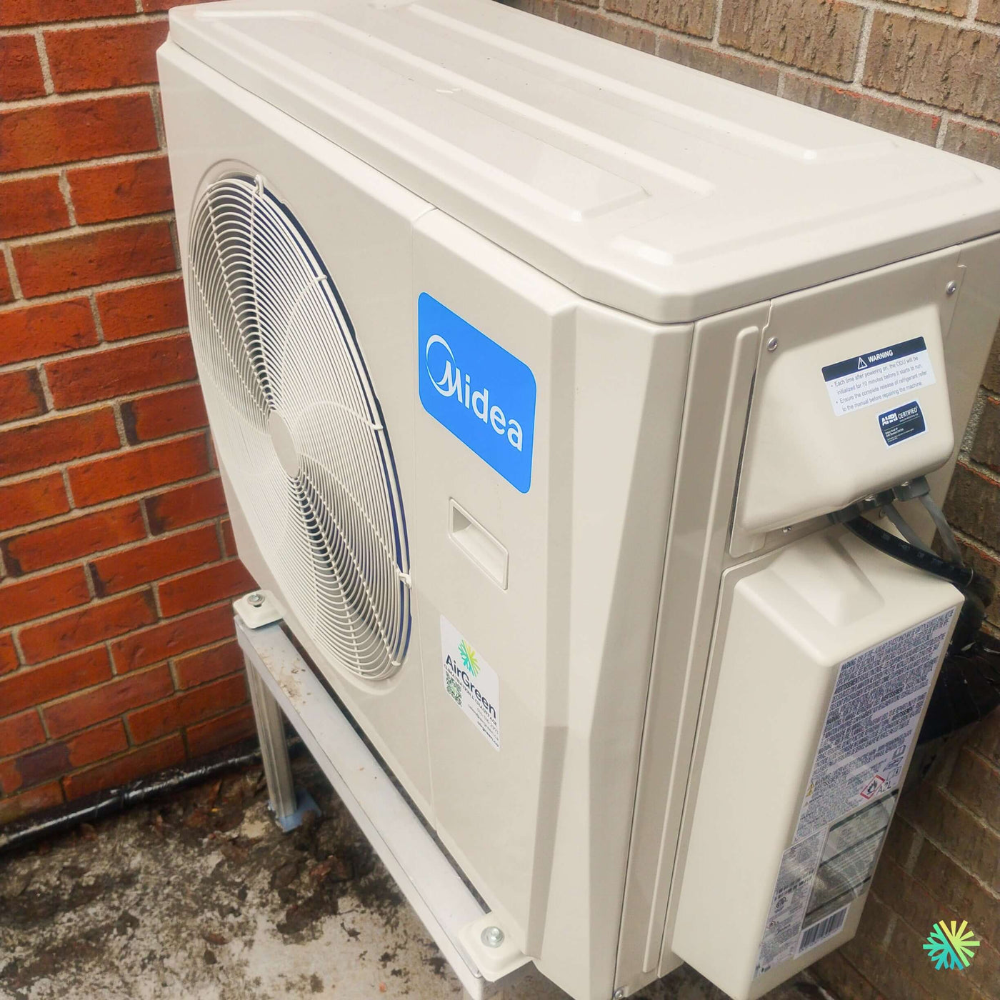 Installation d’une thermopompe double zone MIDEA MIDEA28 à Westmount avec 2 têtes murales et 1 unité extérieure