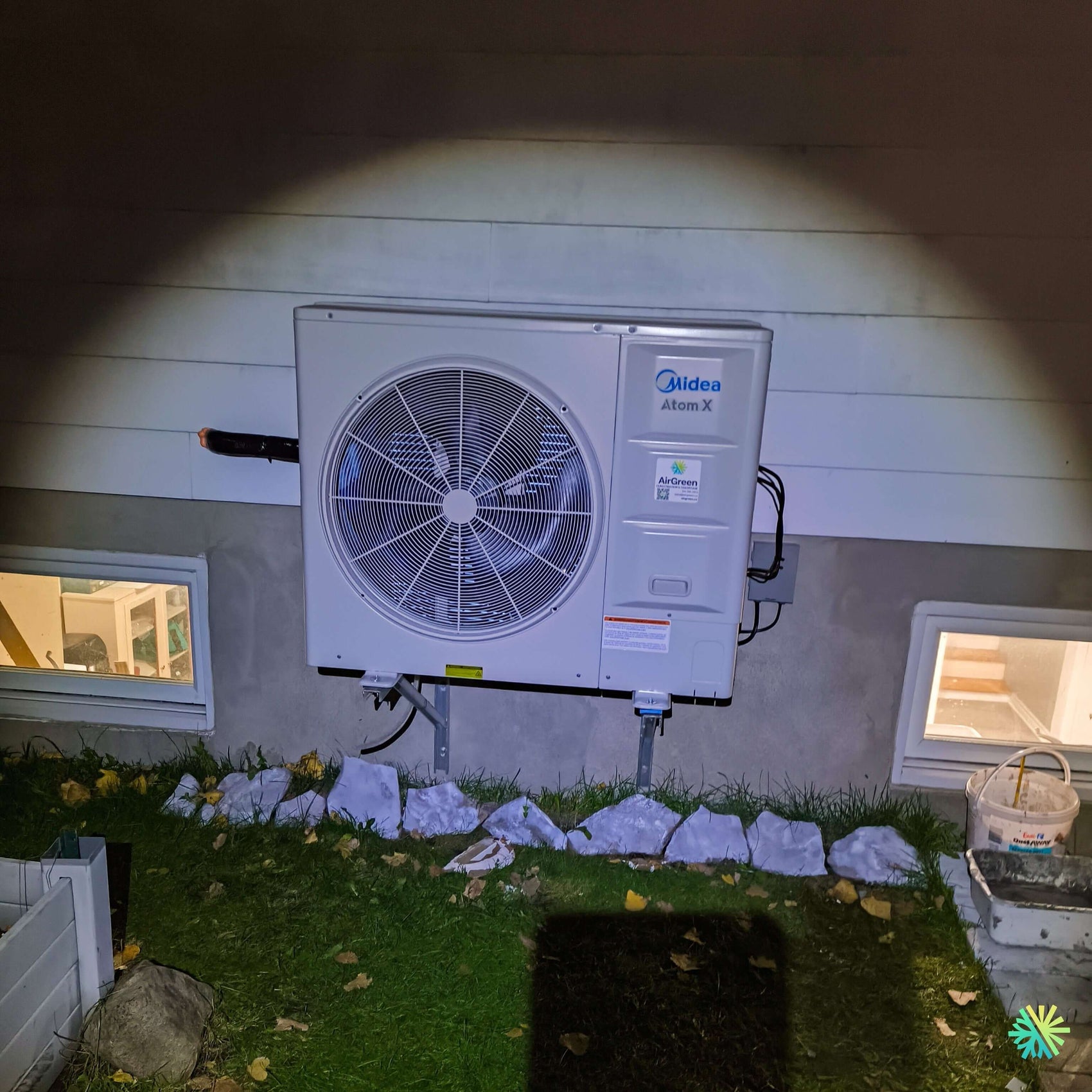 Installation d’une thermopompe centrale MIDEA ATOM X à Saint-Constant : unité extérieure installée sur supports muraux pour une solution CVAC résidentielle performante sur la Rive Sud