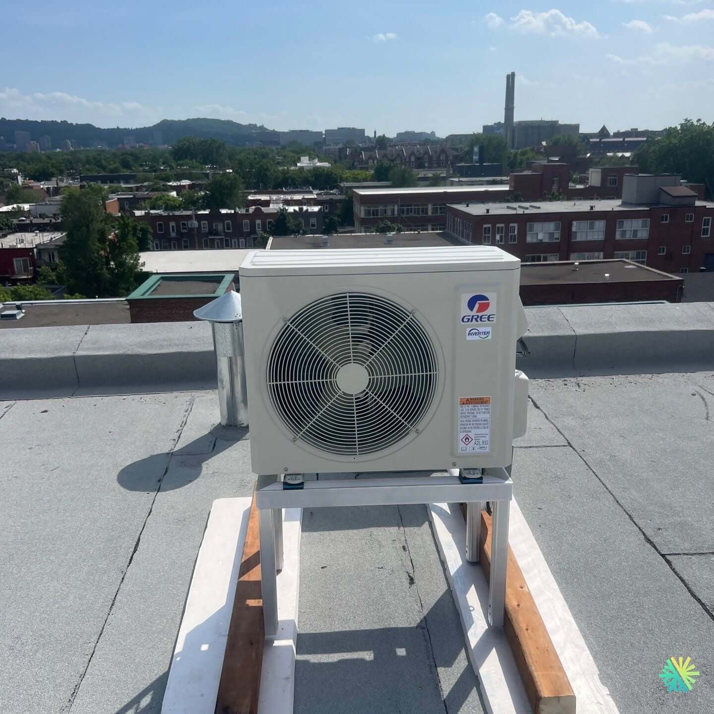 Installation d’une Gree thermopompe murale sur toit plat à Rosemont–La Petite-Patrie