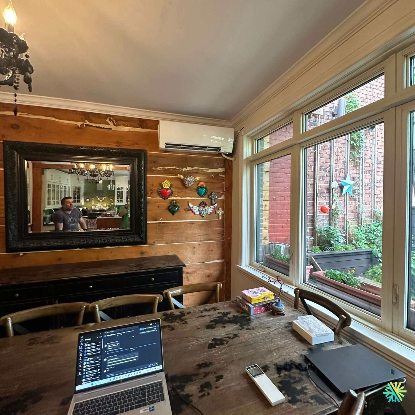 Installation d’une thermopompe murale Gree dans une maison du Plateau-Mont-Royal