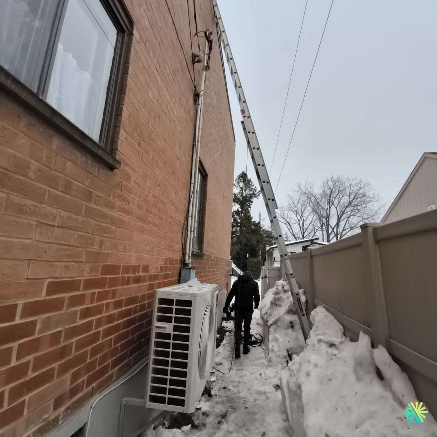 Réparation d’une thermopompe centrale Midea à Sainte-Dorothée