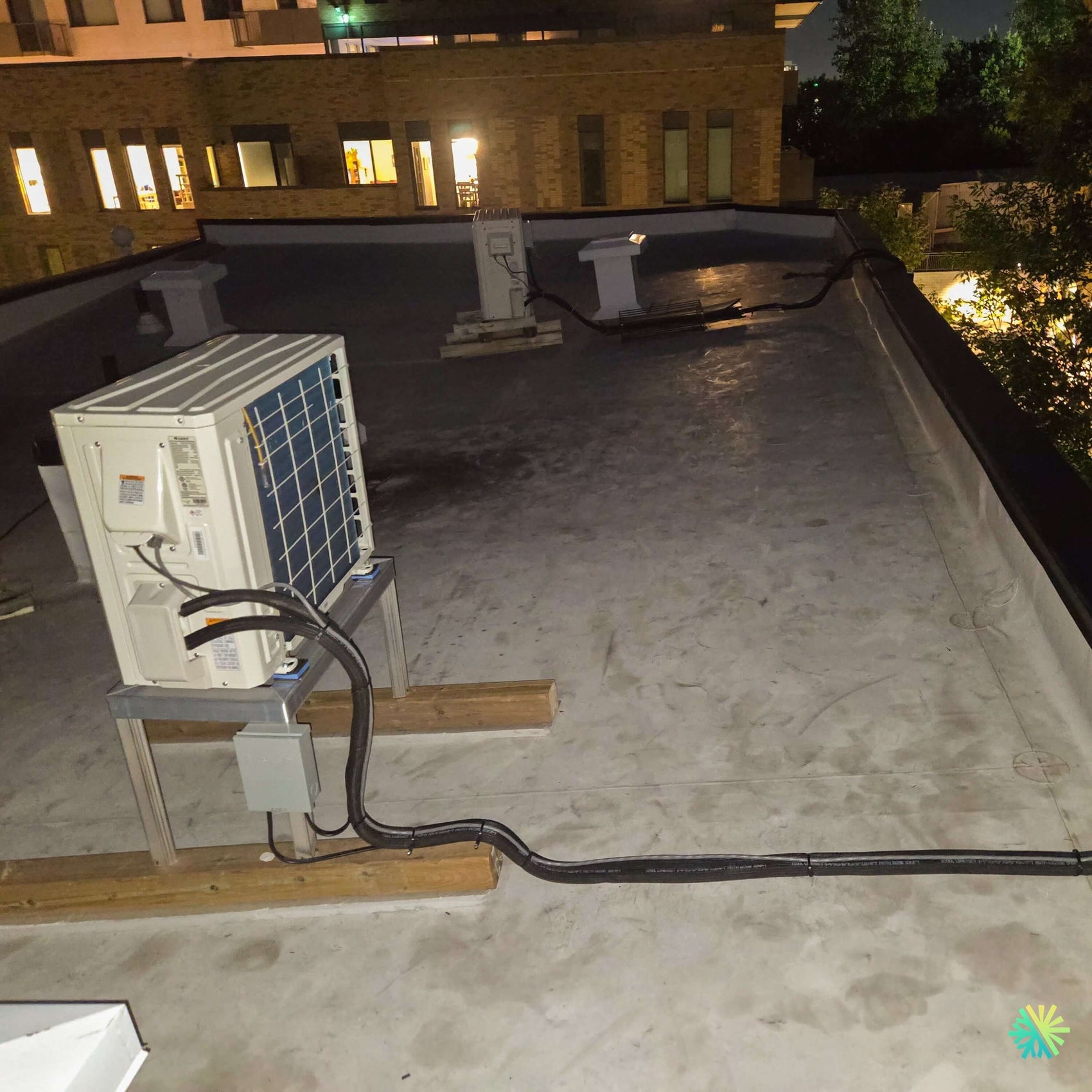 Installation d’une thermopompe GREE FREE MATCH R32 DoubleZone 2 têtes à Fabreville, Laval, sur toiture plate résidentielle