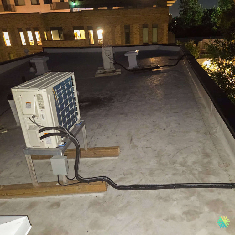 Installation d’une thermopompe GREE FREE MATCH R32 DoubleZone 2 têtes à Fabreville, Laval, sur toiture plate résidentielle