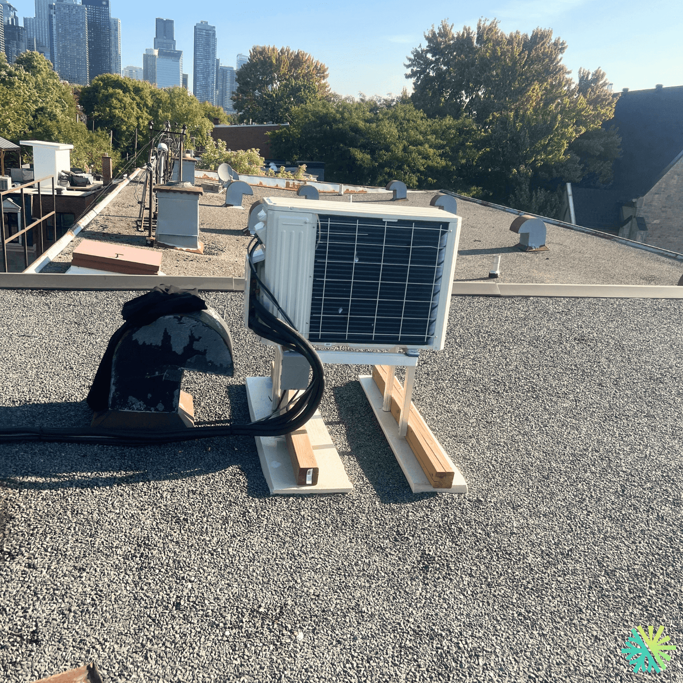 Installation d’une thermopompe Gree FreeMatch MultiZone sur toit plat au Plateau-Mont-Royal