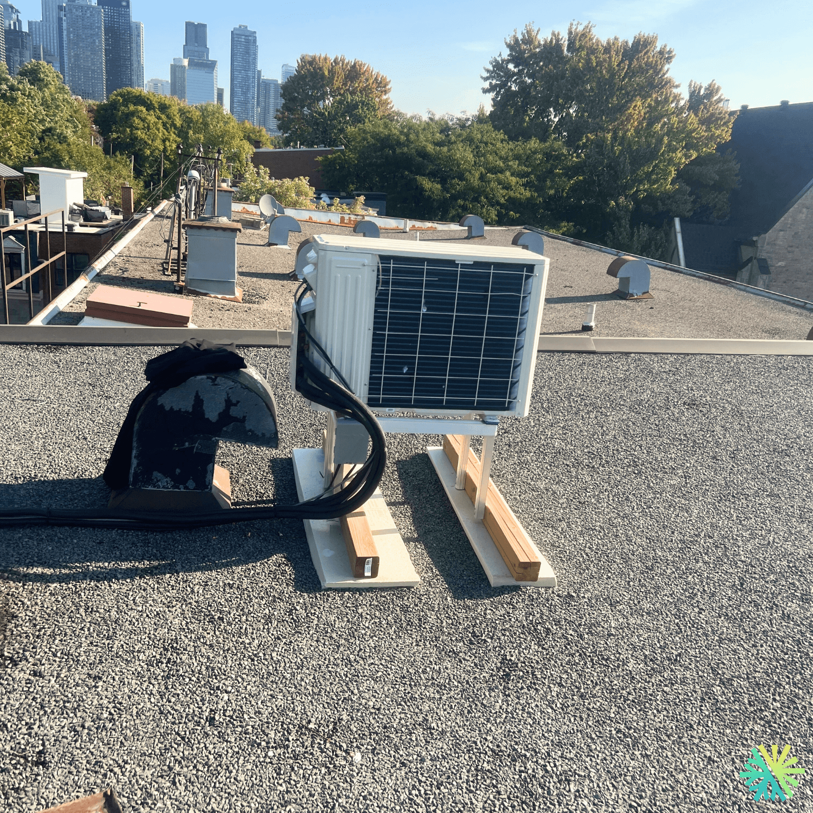 Installation d’une thermopompe Gree FreeMatch MultiZone sur toit plat au Plateau-Mont-Royal