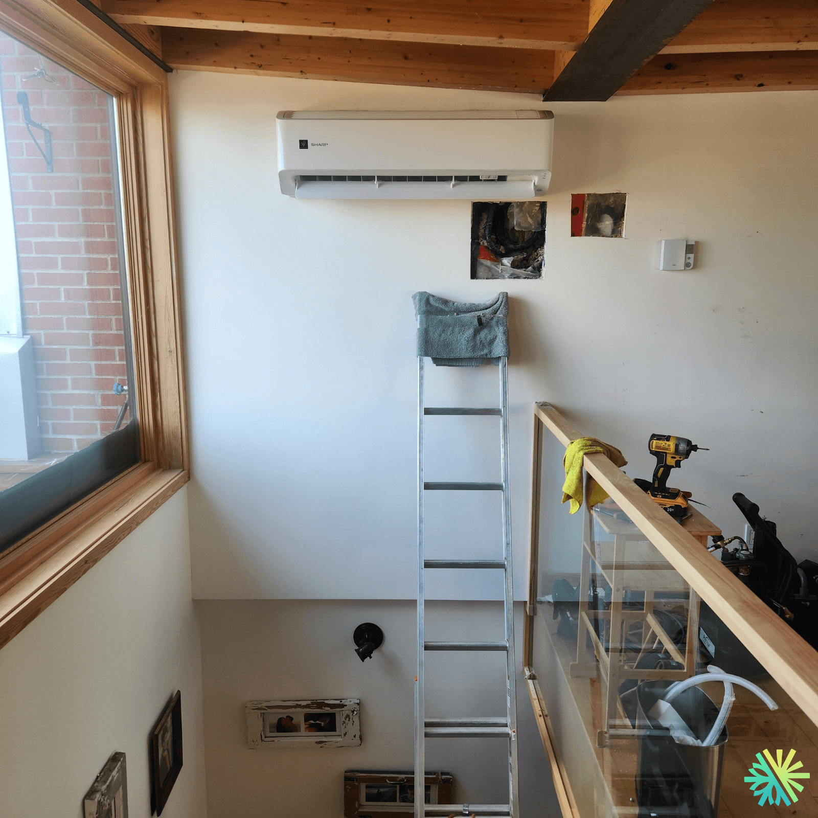 Installation d’une thermopompe murale Sharp dans un loft du Sud-Ouest de Montréal