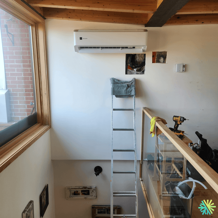 Installation d’une thermopompe murale Sharp dans un loft du Sud-Ouest de Montréal