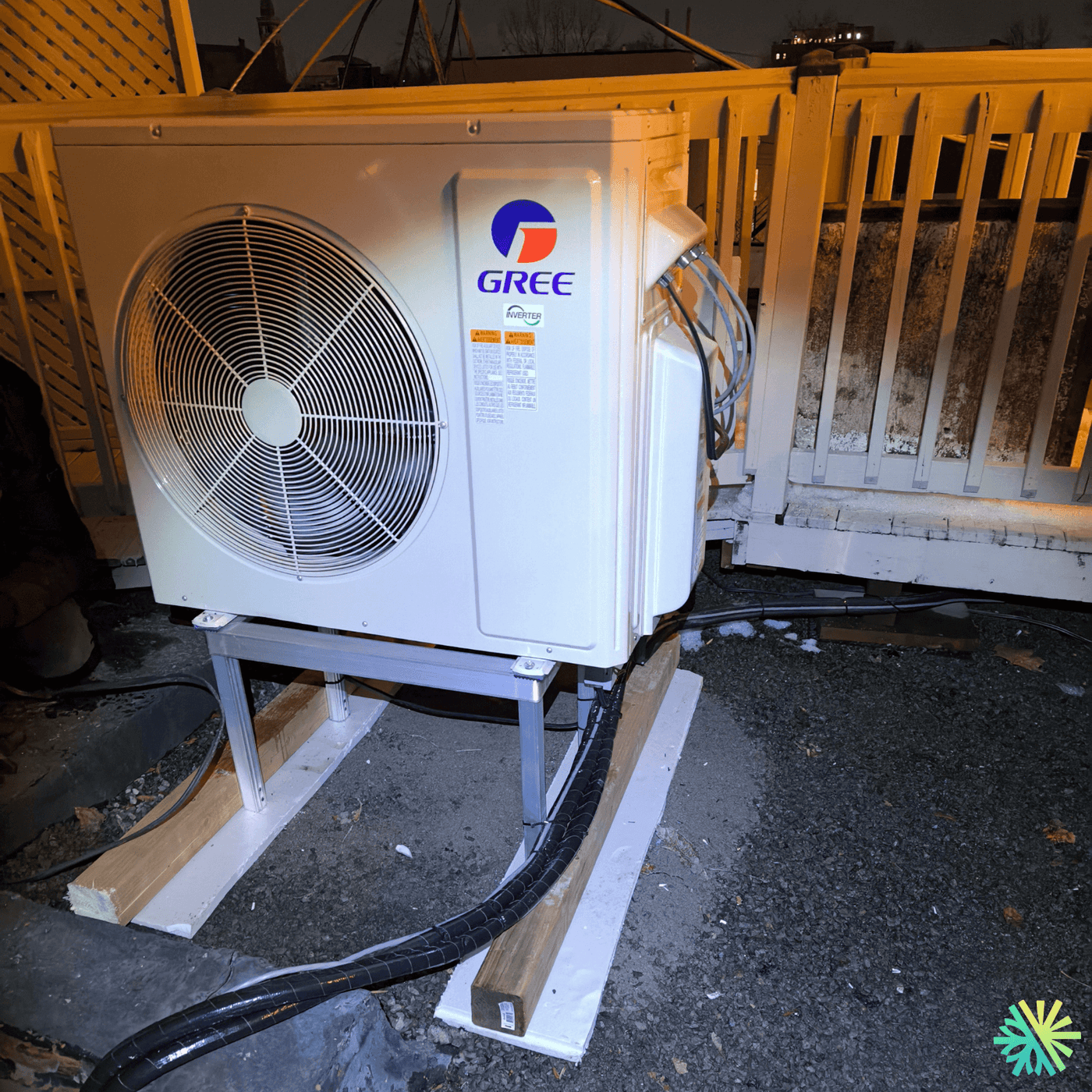 Installation d’une thermopompe multizone Gree FreeMatch sur un toit-terrasse au Plateau-Mont-Royal
