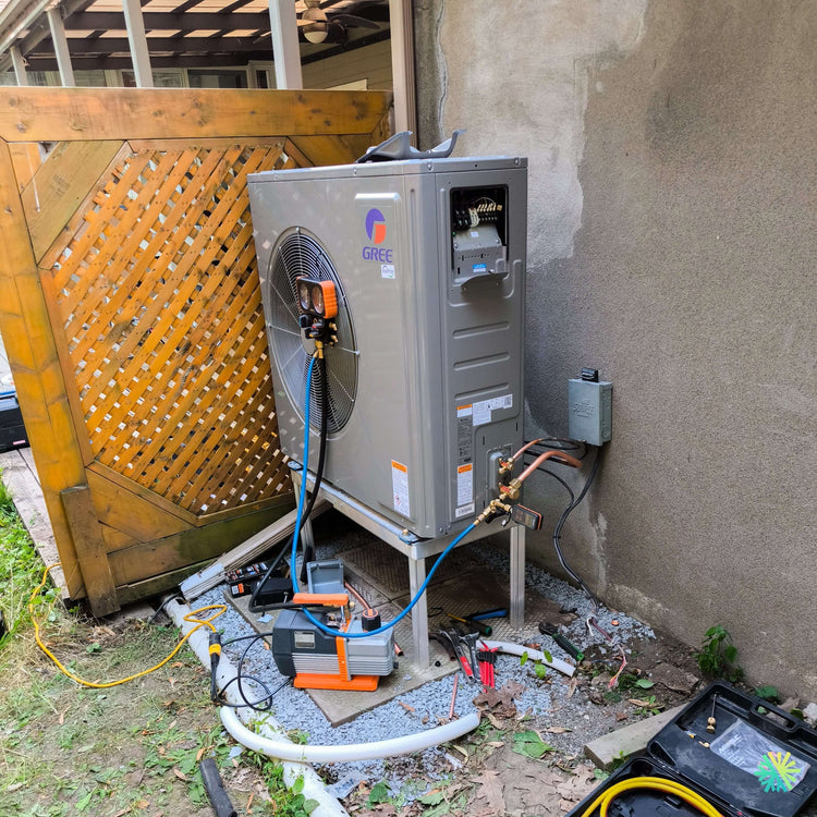 Installation d’une thermopompe centrale GREE à Outremont : une solution CVAC performante avec unité extérieure surélevée en cour arrière