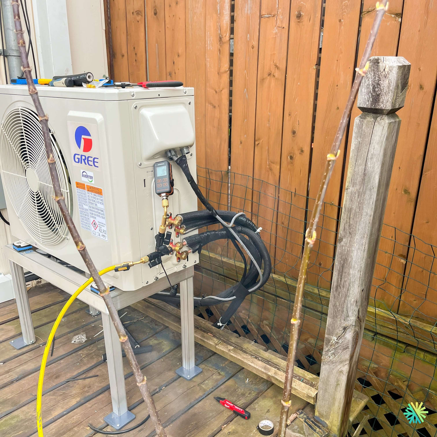 Installation d’une thermopompe DoubleZone GREE FREE MATCH R32 à Laval-Ouest : une solution 2 zones installée avec précision sur terrasse extérieure