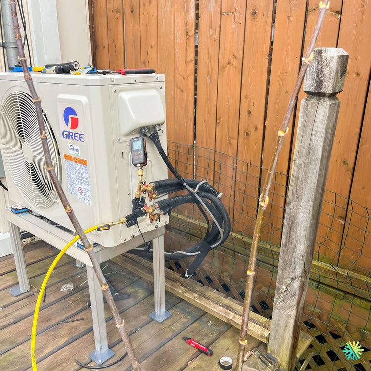 Installation d’une thermopompe DoubleZone GREE FREE MATCH R32 à Laval-Ouest : une solution 2 zones installée avec précision sur terrasse extérieure