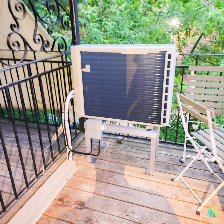 Installation d’une thermopompe multizone double zone Hitachi airHome Multi sur un balcon à Saint-Lambert