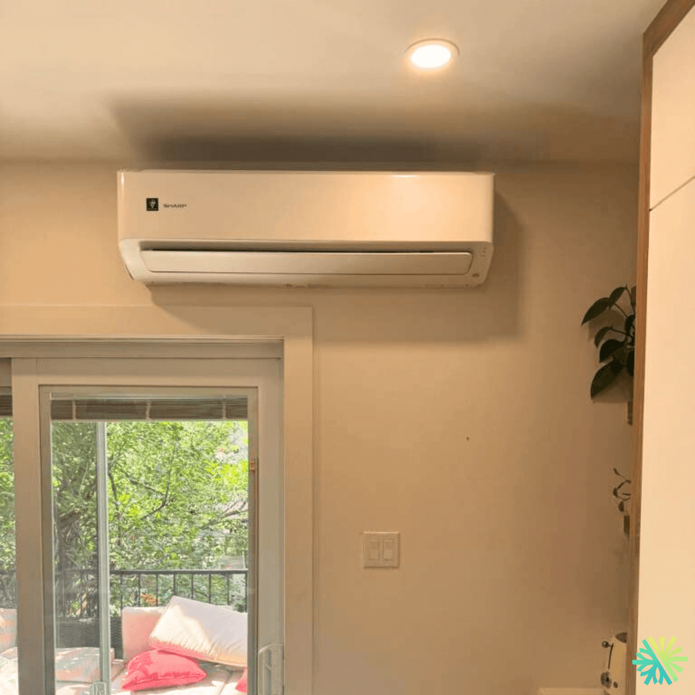 Service et entretien d’une thermopompe murale Sharp à Ville-Marie (Montréal)