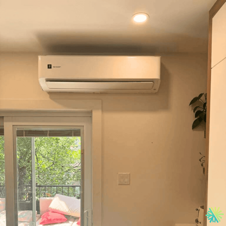 Service et entretien d’une thermopompe murale Sharp à Ville-Marie (Montréal)