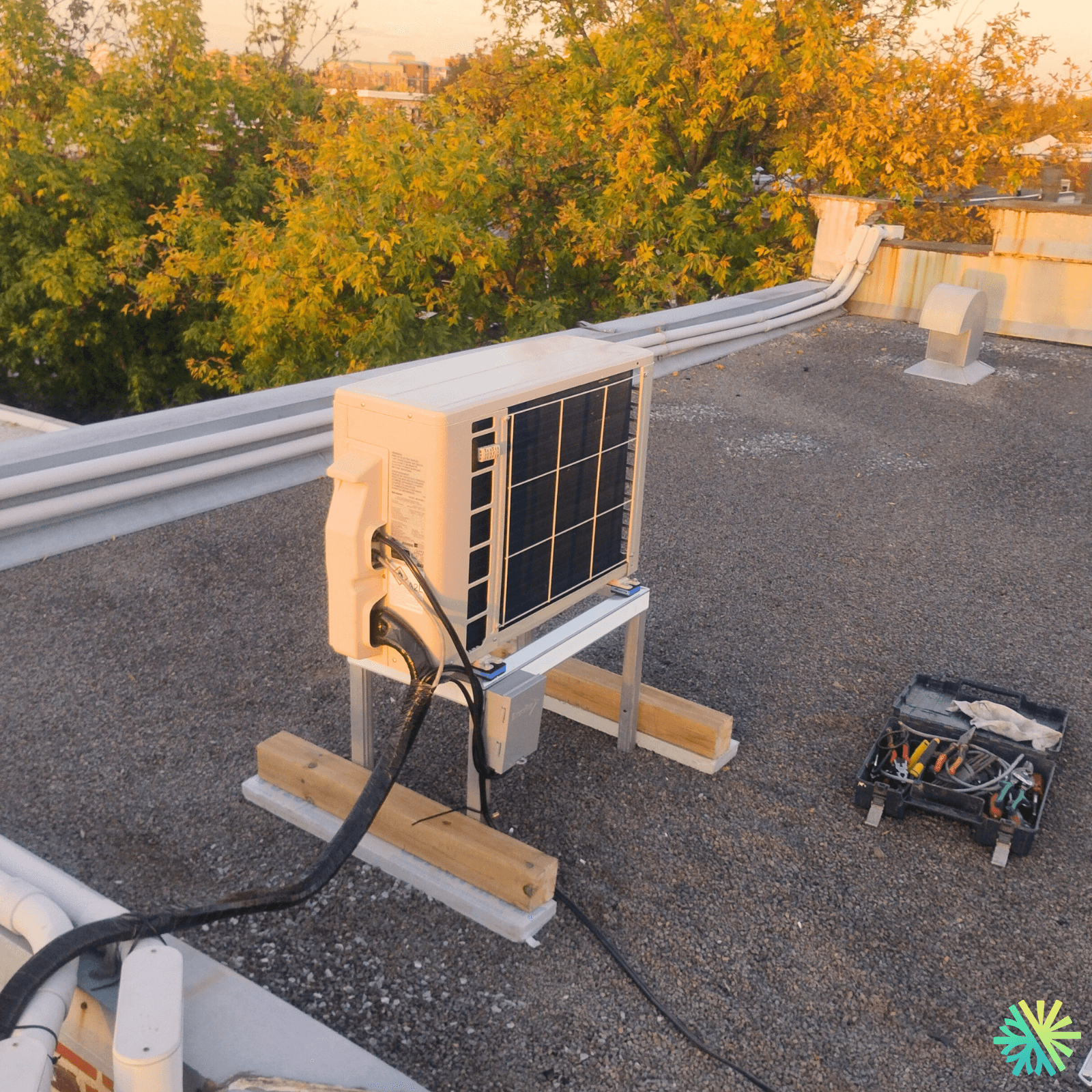 Installation d’une thermopompe murale Sharp ZU1 sur toit plat à Rosemont–La Petite-Patrie